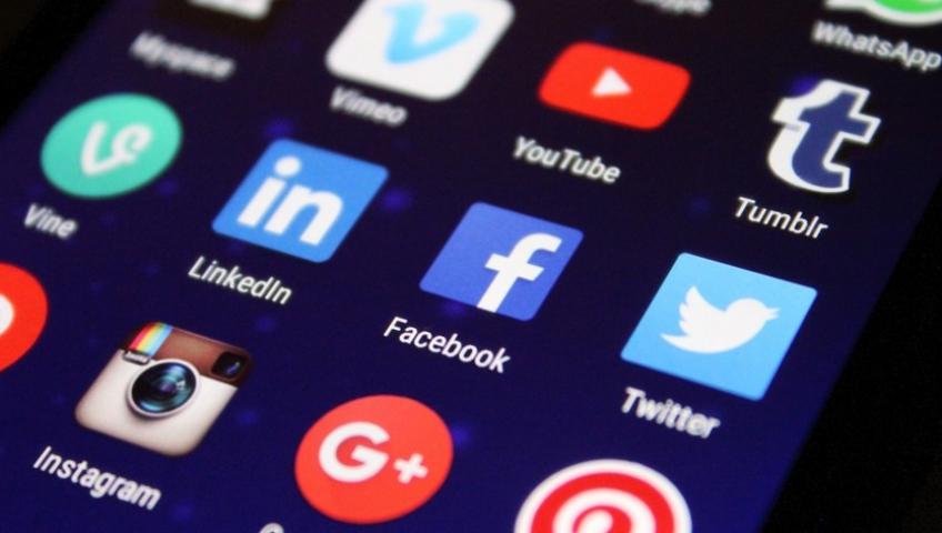 Роскомнадзор накажет Facebook и Twitter за неясные намерения